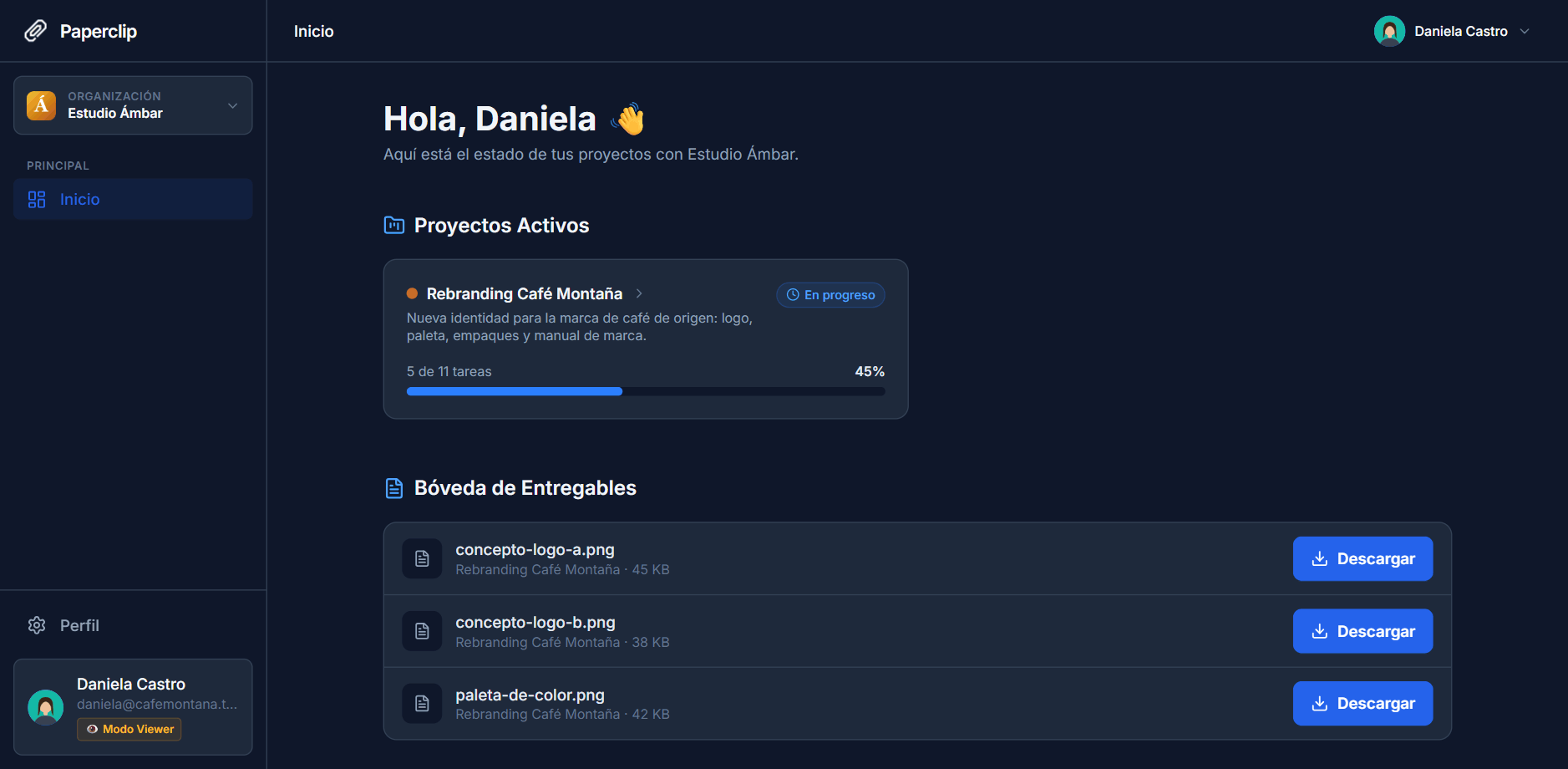 Portal de cliente con proyectos activos y su porcentaje de avance y la bóveda de entregables.